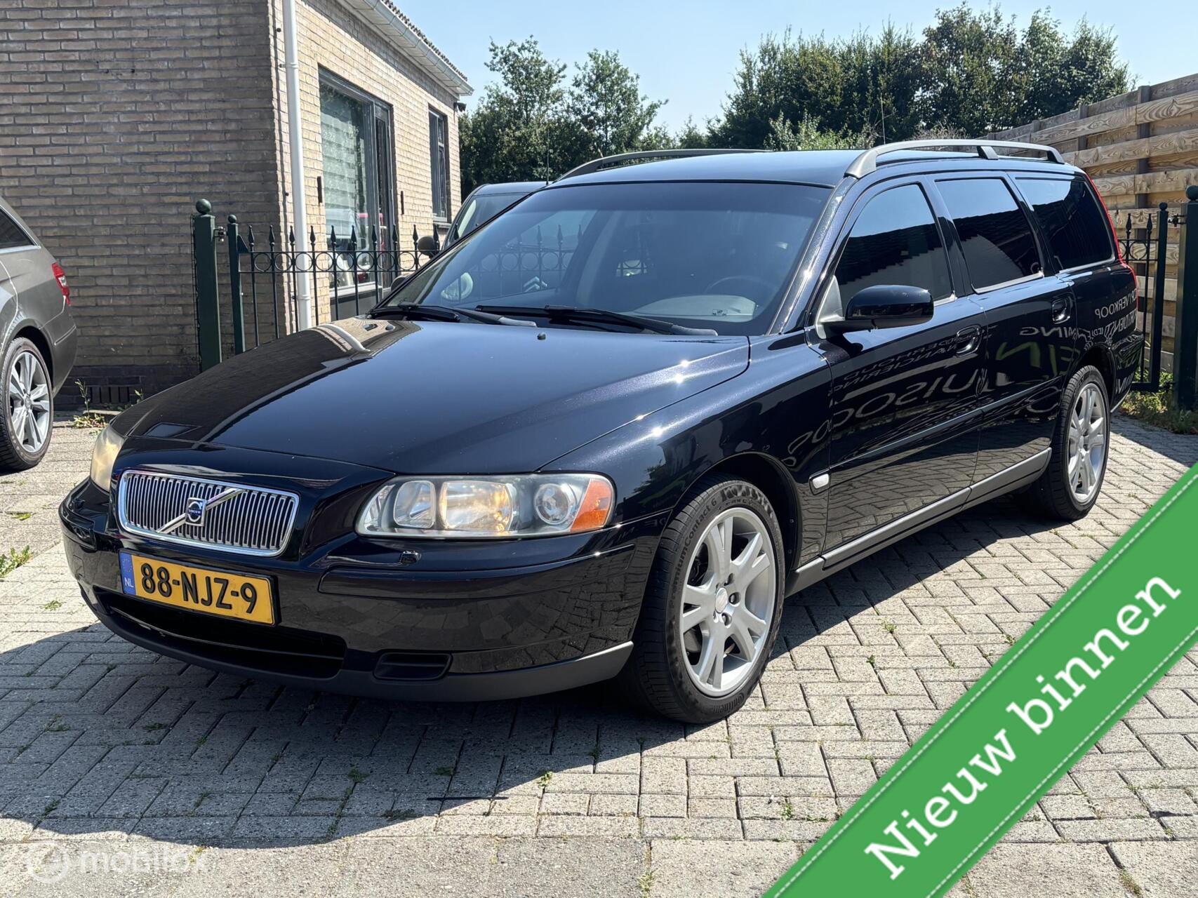Volvo V70 2.4 Momentum | nieuwe apk | zeer nette auto ! 2006 - voorkant