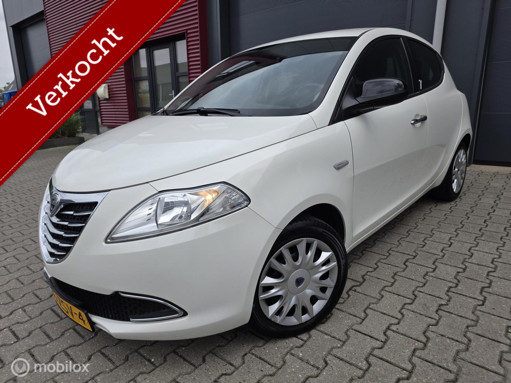Lancia Ypsilon 0.9 TwinAir /Trekhaak /Nwe APK /Knappe auto 2013 - voorkant