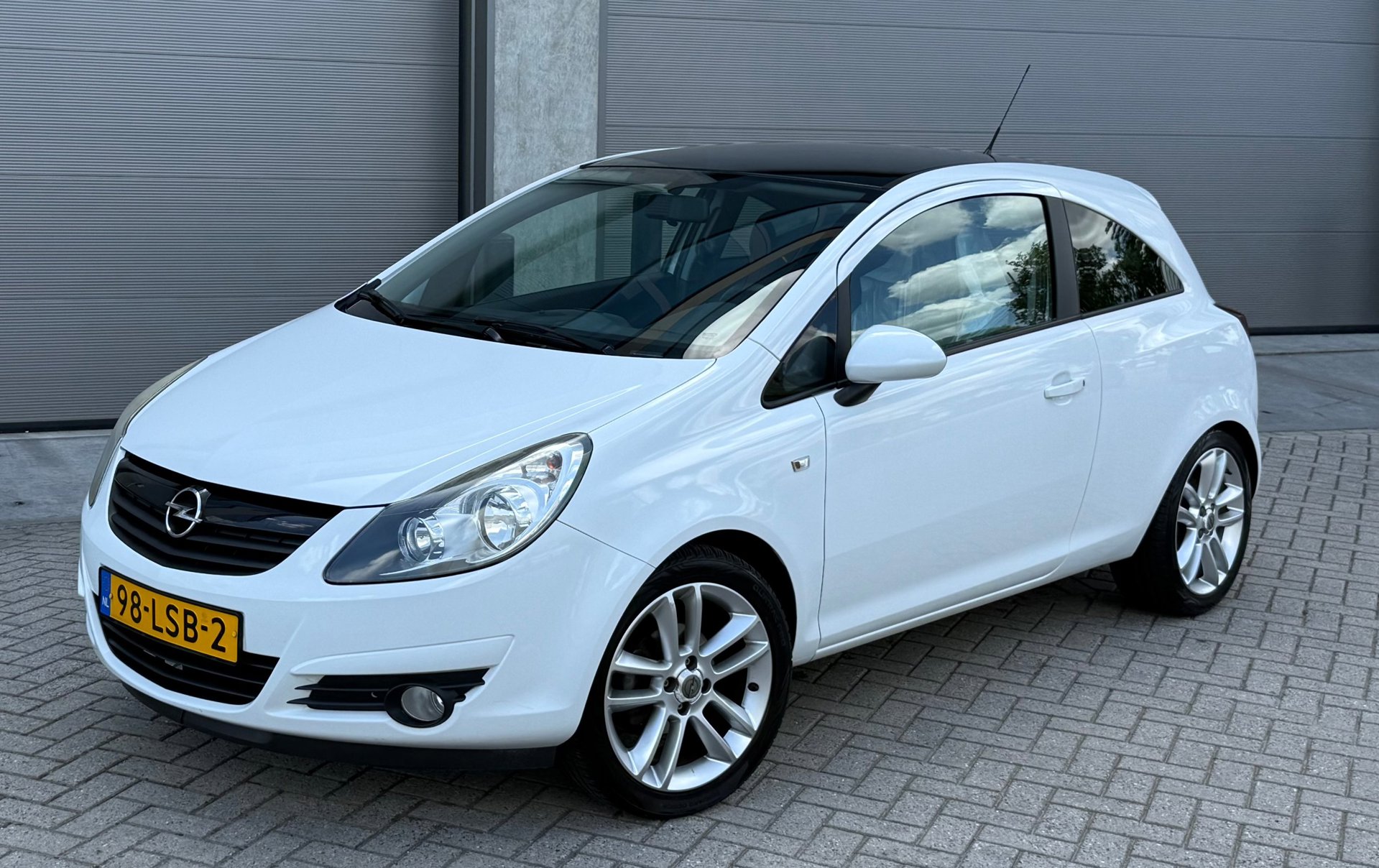 Opel Corsa 1.4-16V Color Edition 2010 Wit AIRCO|NAP|2E EIG. 2010 - voorkant