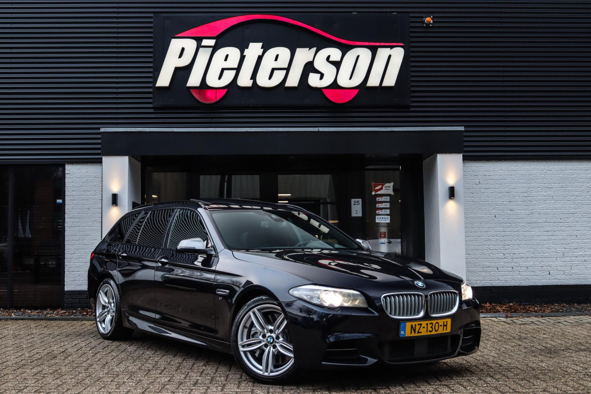 BMW 5er Reihe M550xd LCI DEALER OH PANO ACC 360 H&K 2016 - voorkant