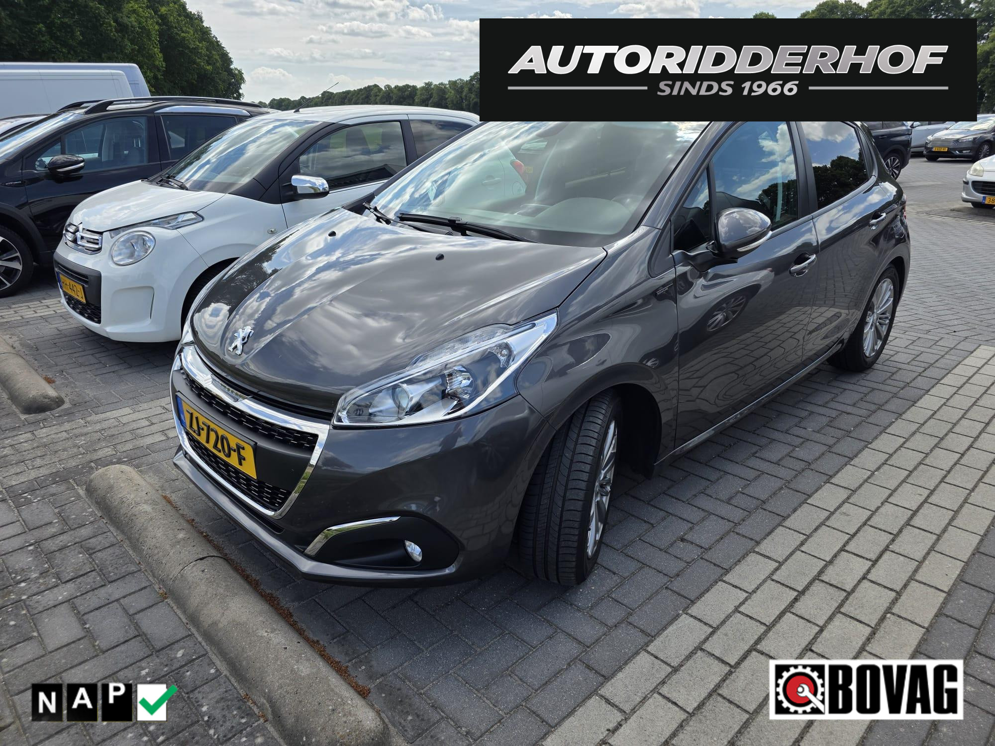 Peugeot 208 1.2 PureTech Signature 2019 - voorkant