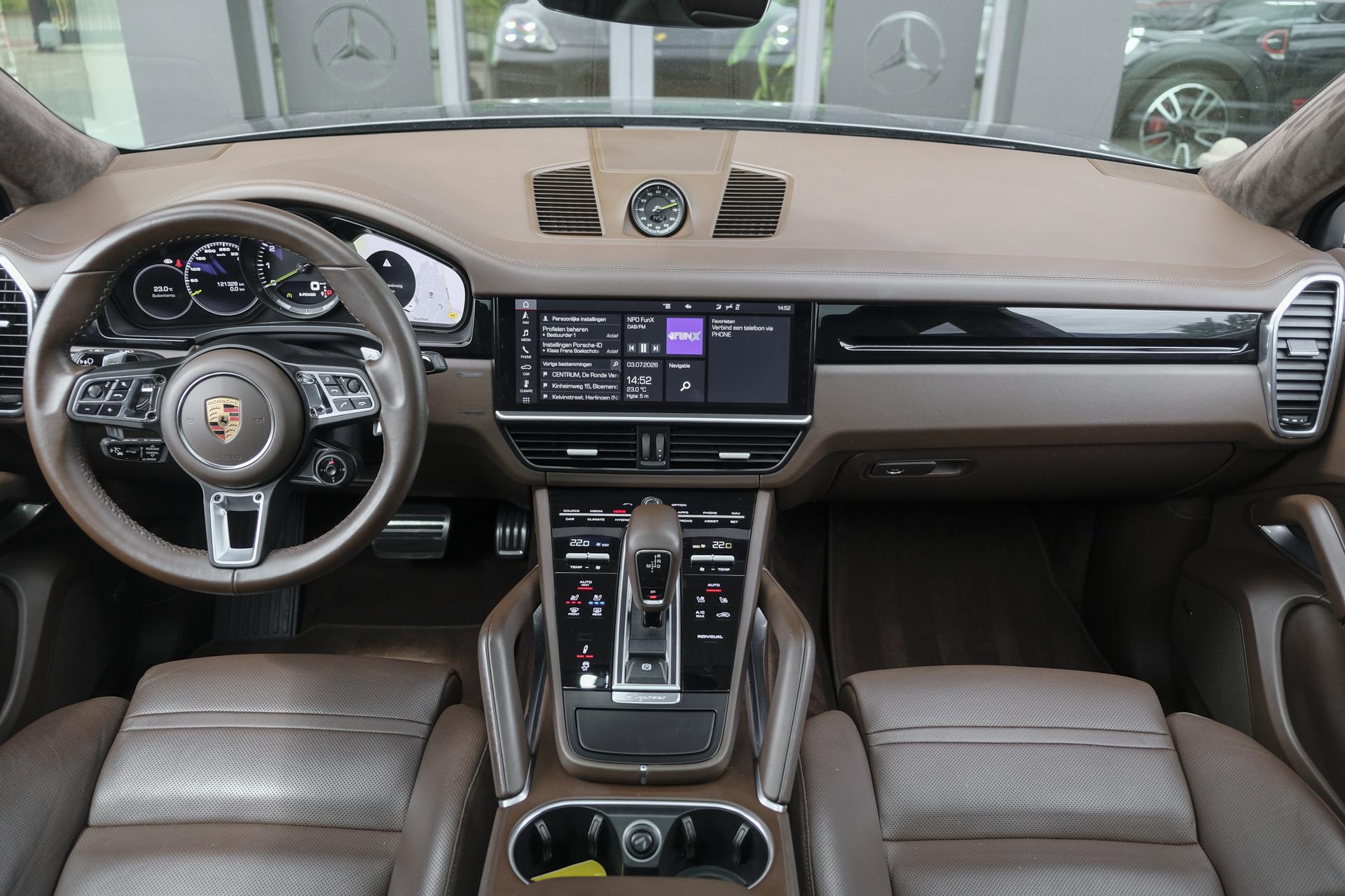 Foto van Porsche Cayenne Turbo S E-hybrid