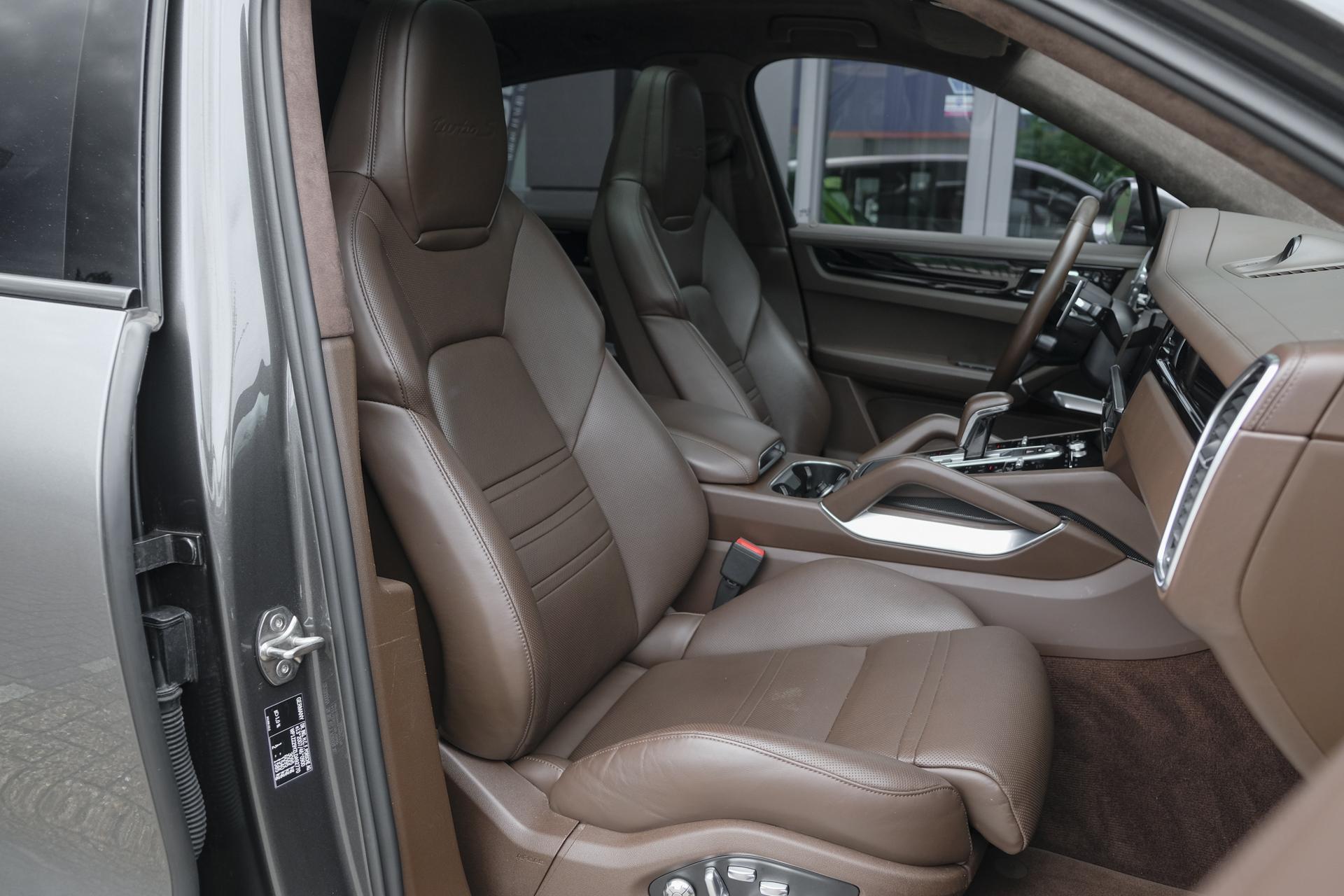 Foto van Porsche Cayenne Turbo S E-hybrid