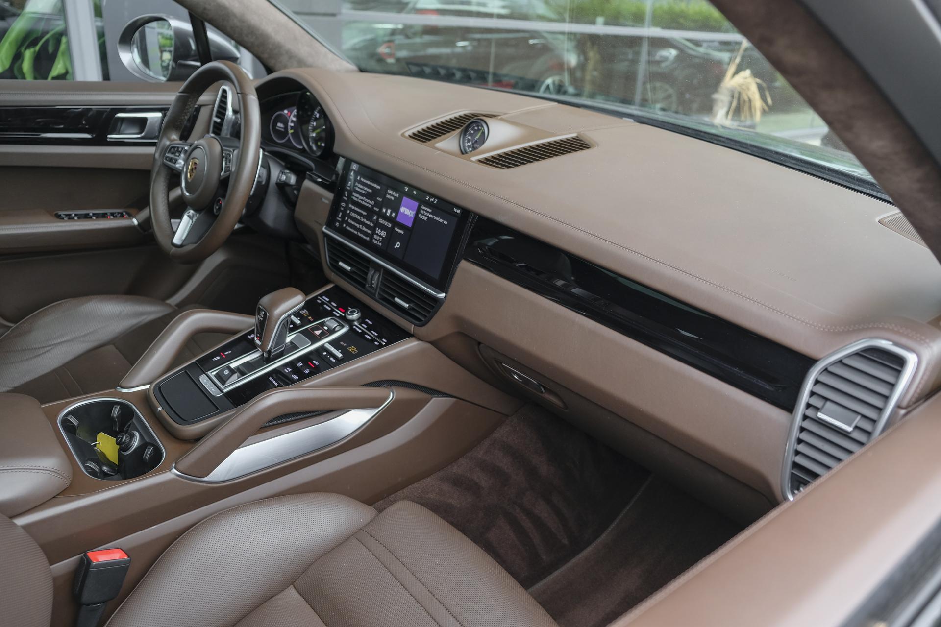 Foto van Porsche Cayenne Turbo S E-hybrid