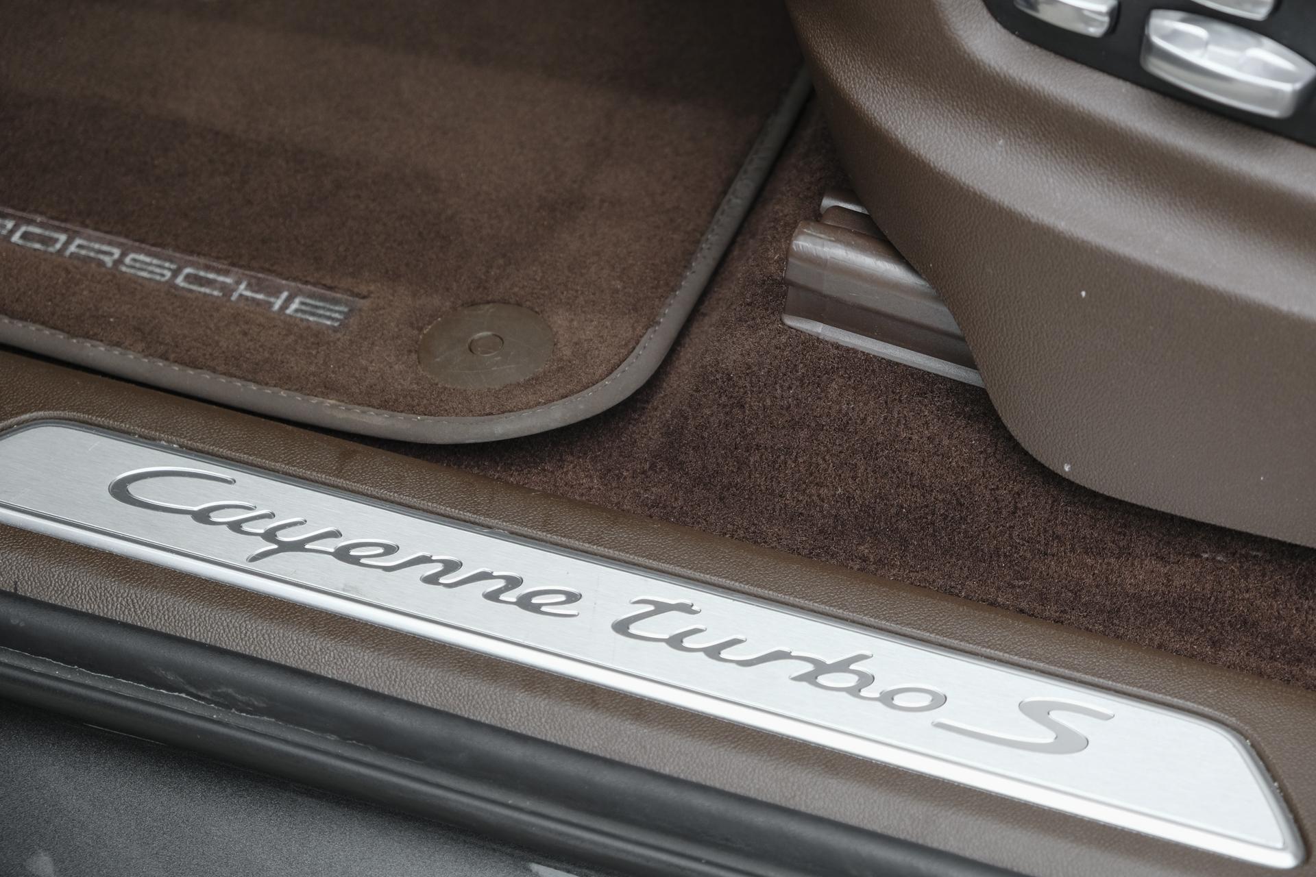 Foto van Porsche Cayenne Turbo S E-hybrid