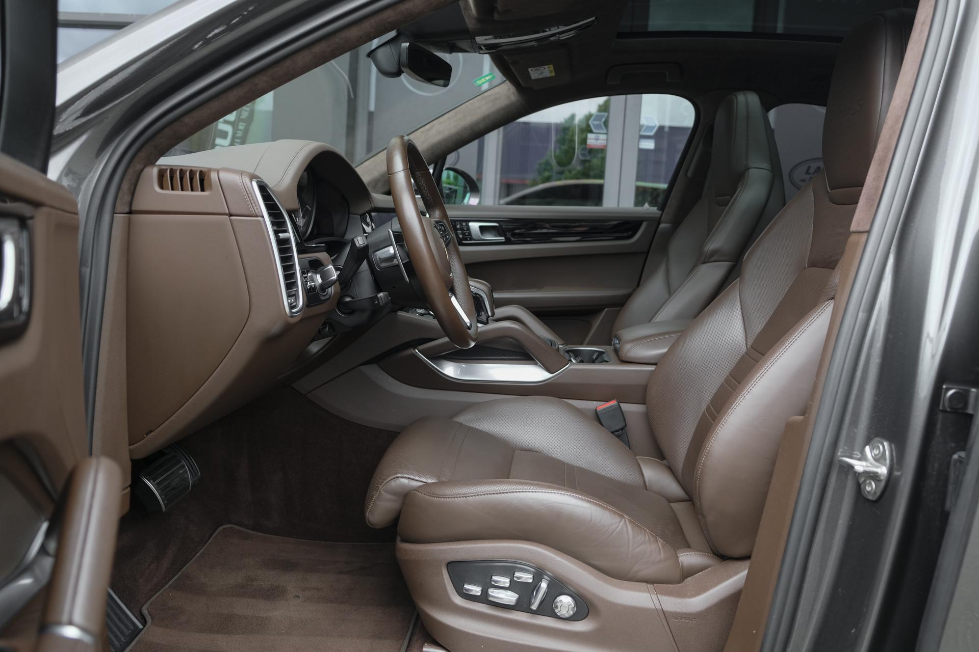 Foto van Porsche Cayenne Turbo S E-hybrid