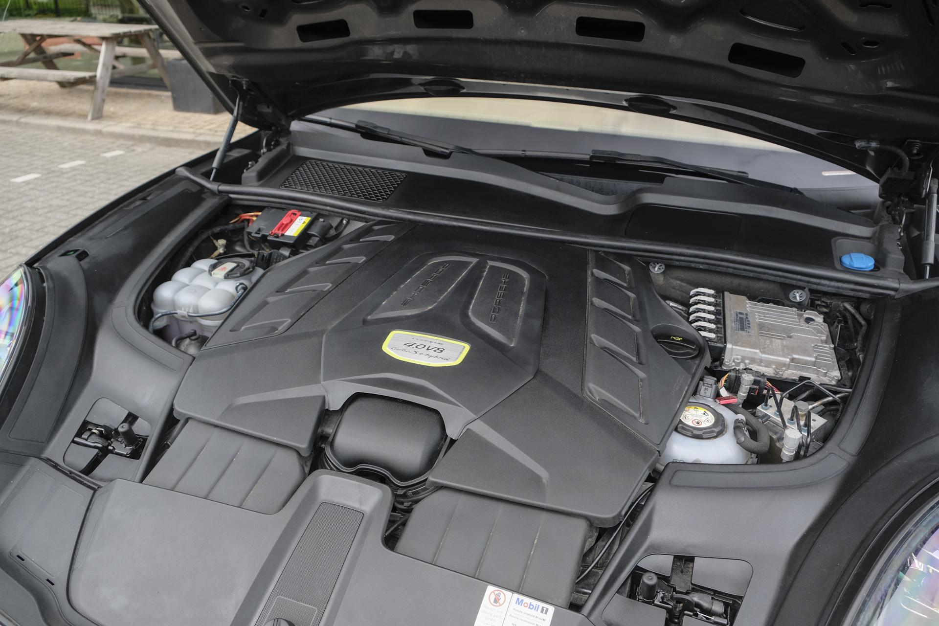 Foto van Porsche Cayenne Turbo S E-hybrid