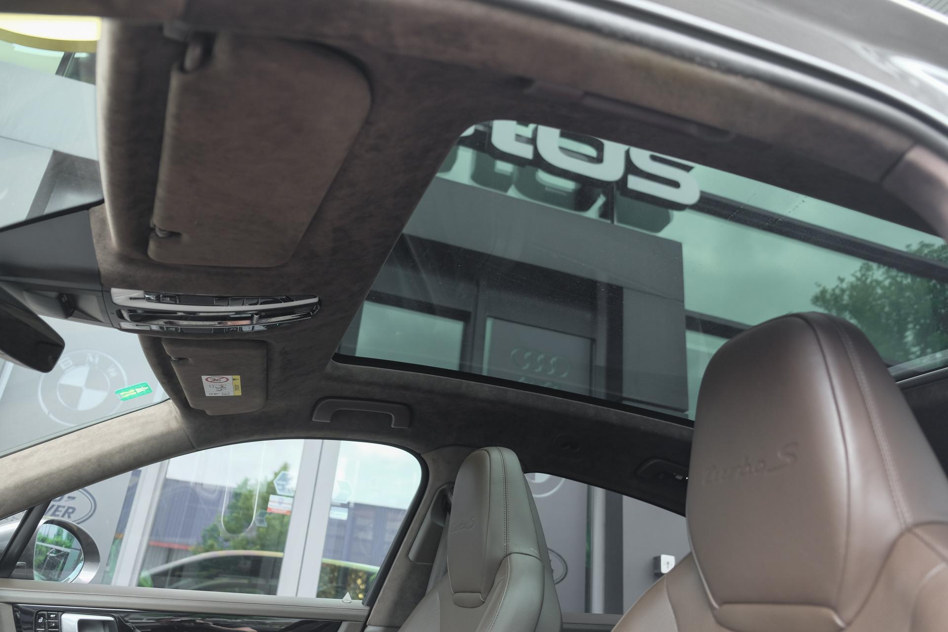 Foto van Porsche Cayenne Turbo S E-hybrid