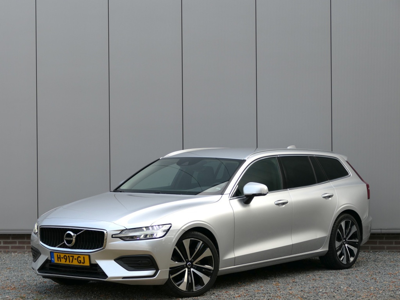 Volvo V60 T4 Momentum Pro 12 MND garantie Polestar optimalisatie / Trekhaak / 19'' / Navi 2020 - voorkant