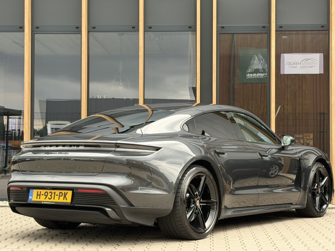 Foto van Porsche Taycan Turbo
