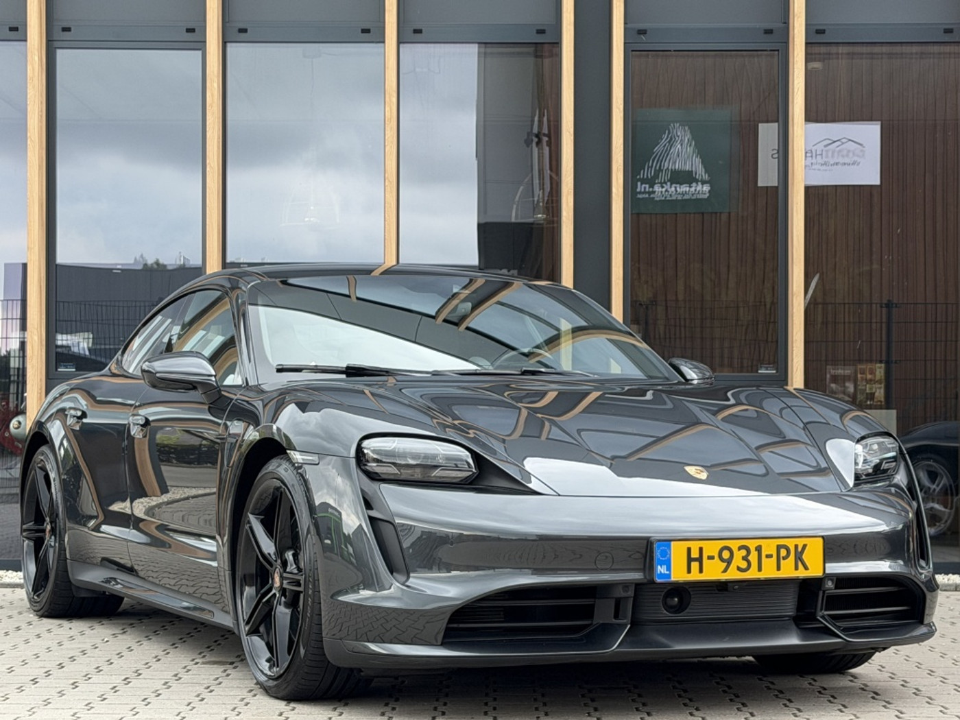 Foto van Porsche Taycan Turbo