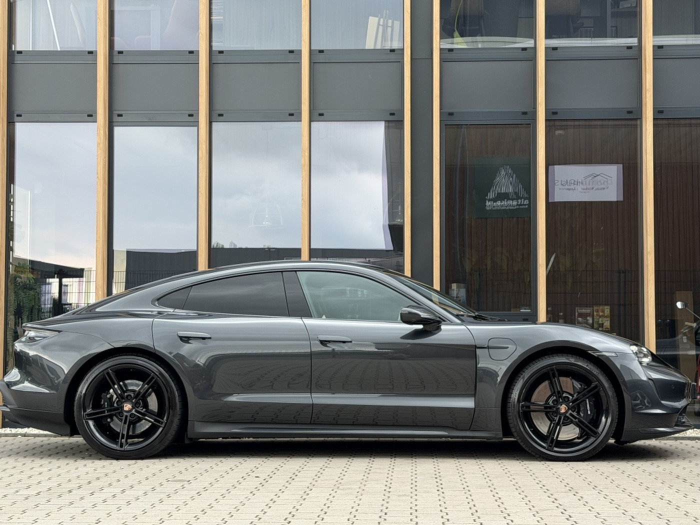 Foto van Porsche Taycan Turbo