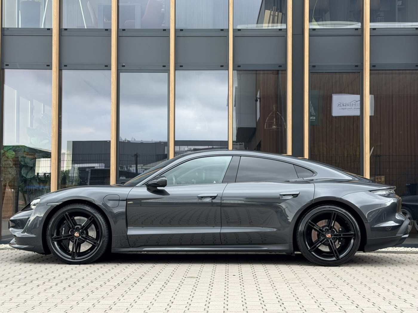 Foto van Porsche Taycan Turbo