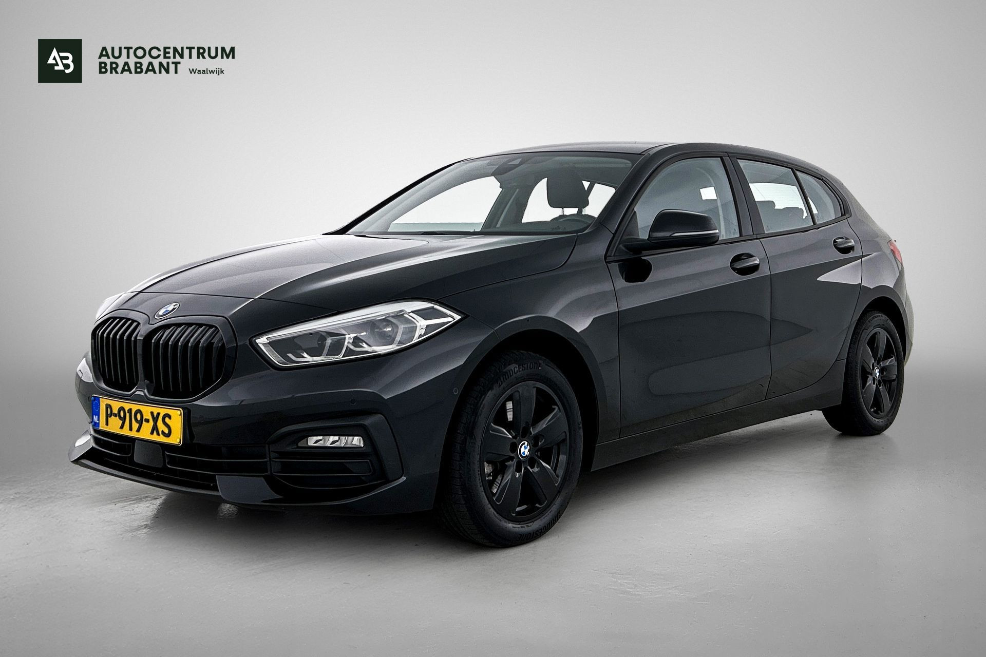 BMW 118i 118i Business Edition (NAVIGATIE, CARPLAY, PDC, LED, DEALER ONDERHOUDEN, 1e EIGENAAR) 2022 - voorkant