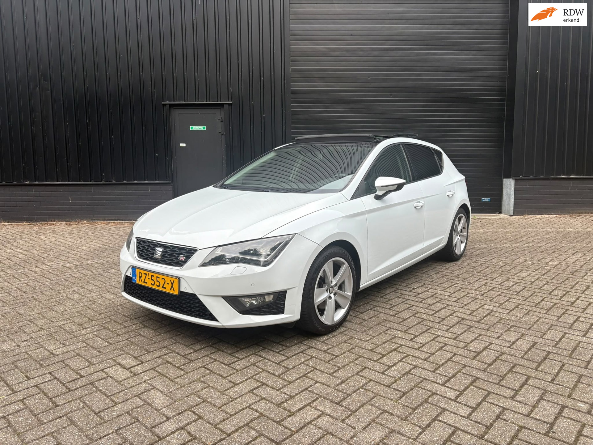 Seat Leon 2.0 TDI FR PANO|APK|150PK 2013 - voorkant