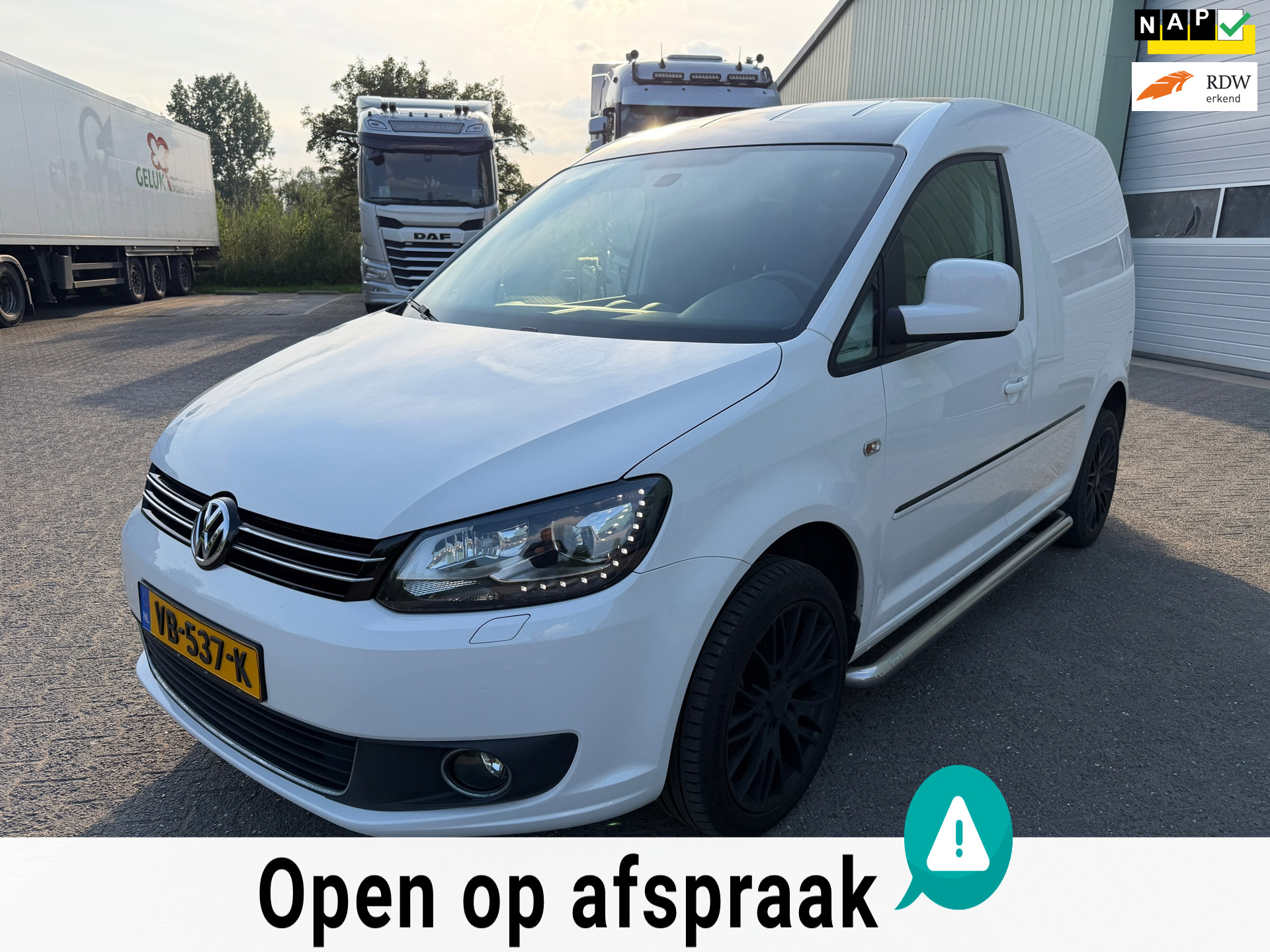Volkswagen Caddy 1.6 TDI Automaat | Xenon | Trekhaak | Leder 2013 - voorkant
