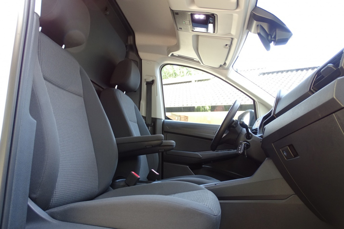 Foto van Volkswagen Caddy Modified Partition Wall