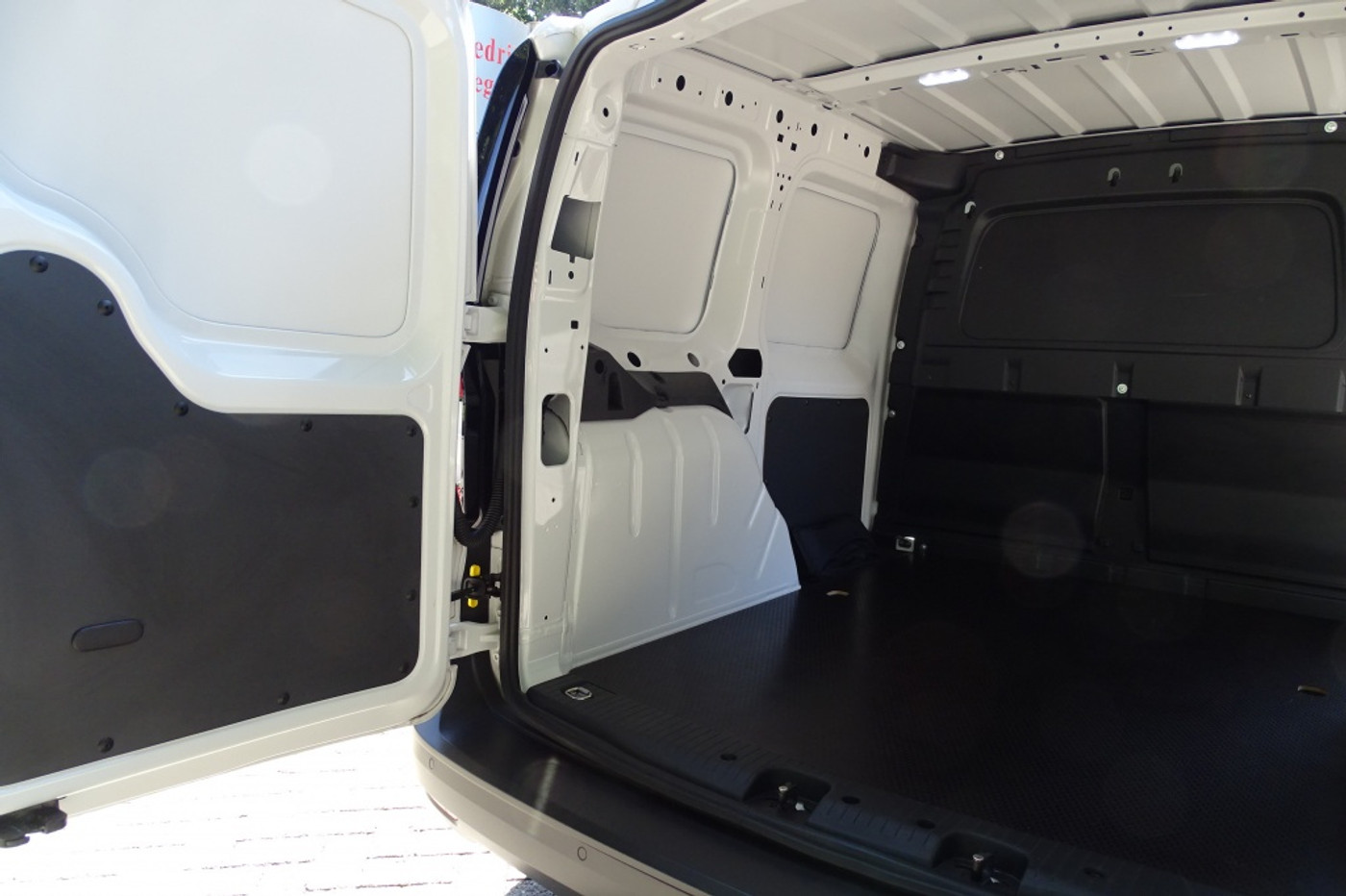 Foto van Volkswagen Caddy Modified Partition Wall