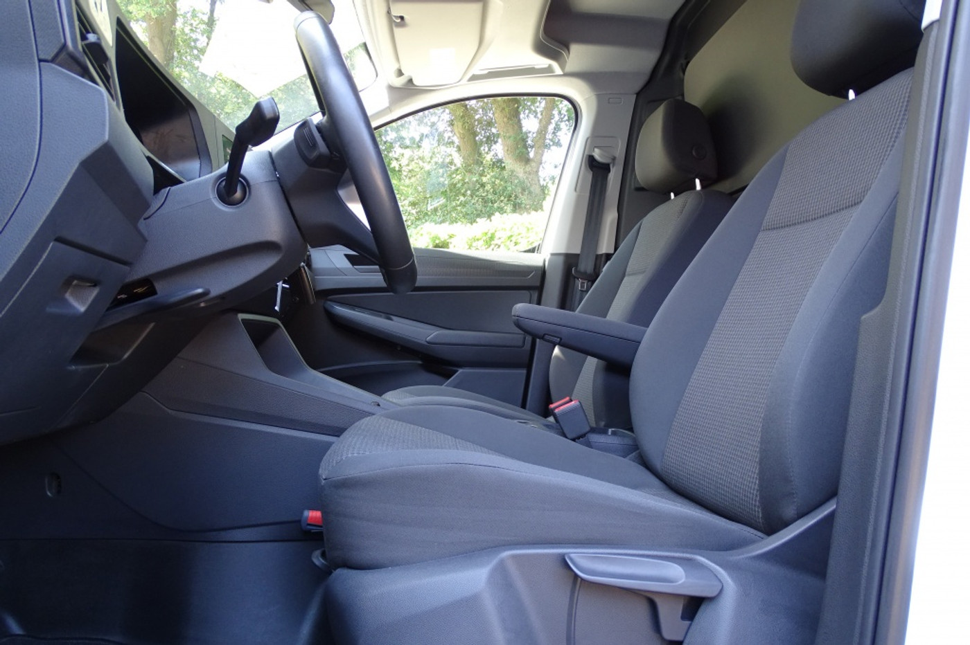 Foto van Volkswagen Caddy Modified Partition Wall
