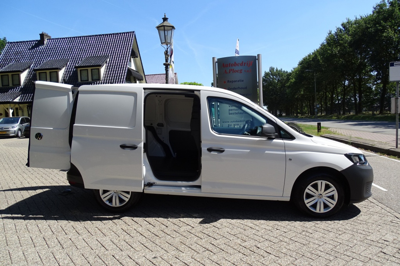 Foto van Volkswagen Caddy Modified Partition Wall