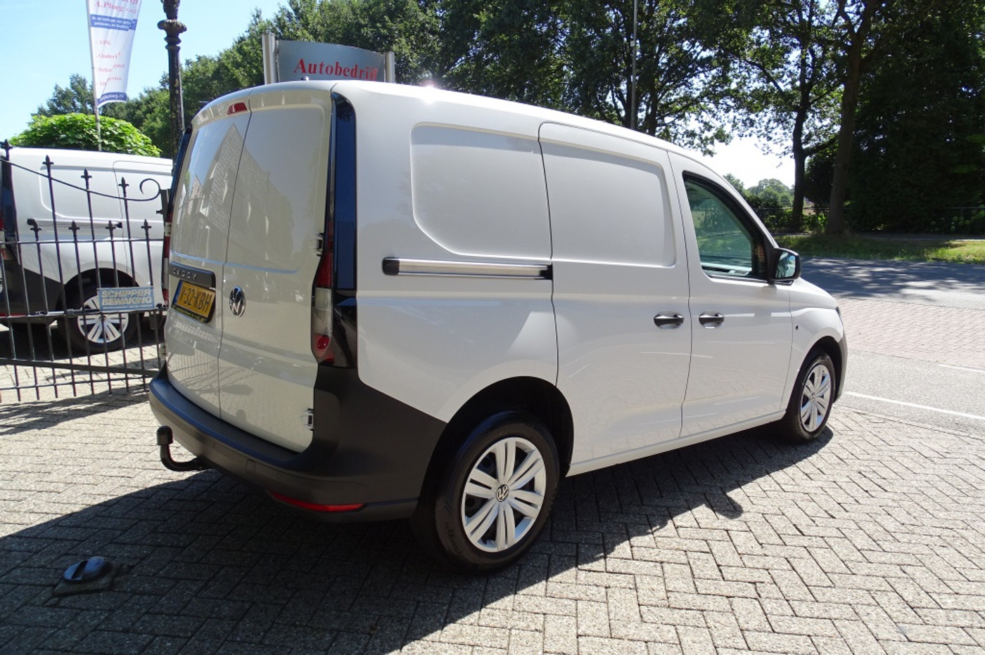 Foto van Volkswagen Caddy Modified Partition Wall