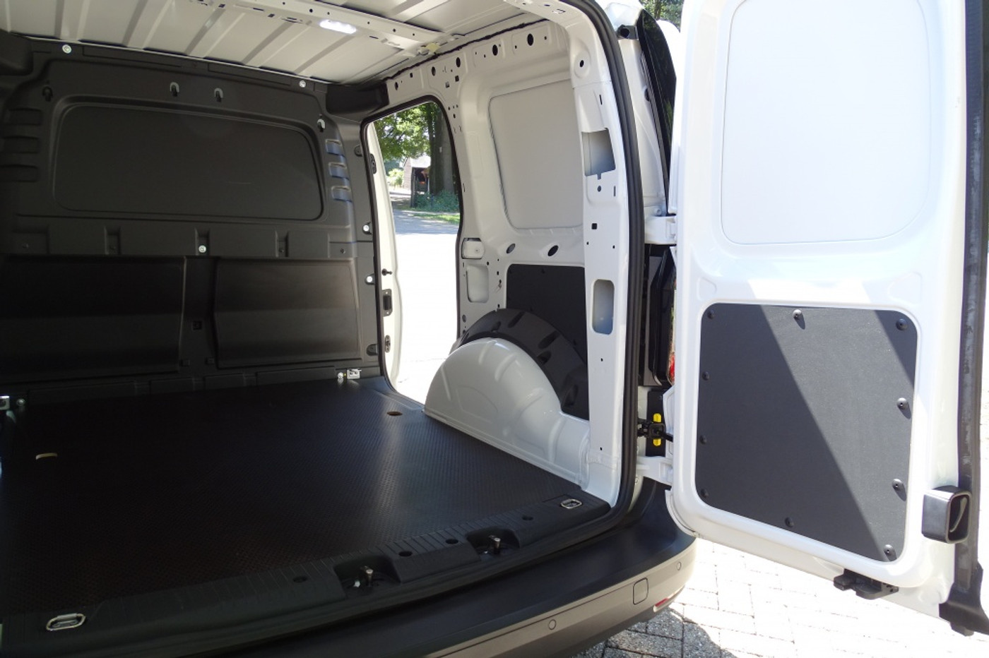 Foto van Volkswagen Caddy Modified Partition Wall