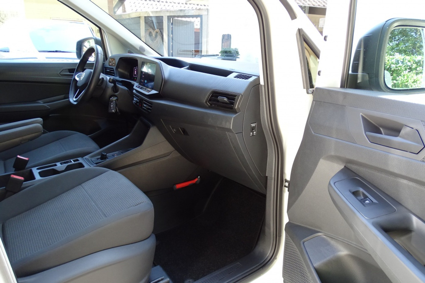 Foto van Volkswagen Caddy Modified Partition Wall