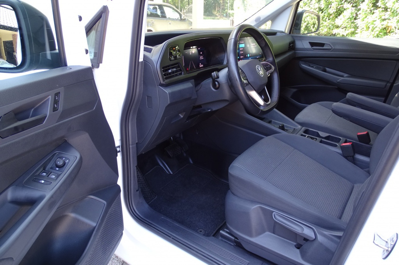 Foto van Volkswagen Caddy Modified Partition Wall