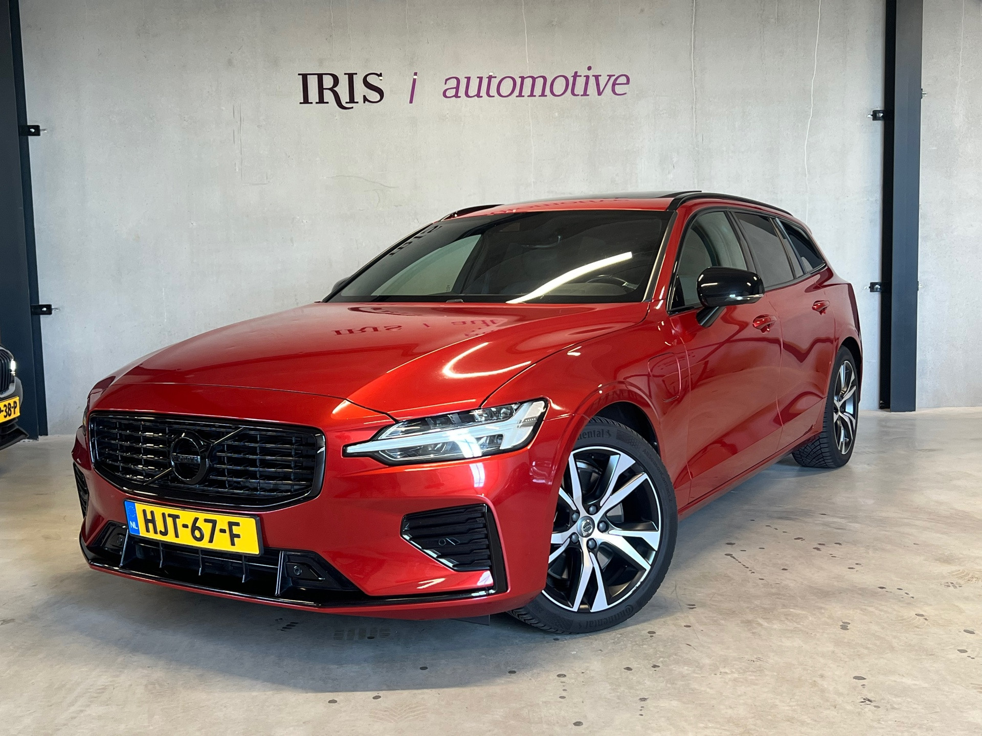 Volvo V60 T8 Twin Engine 2.0 T8 Twin Engine AWD R-Design - Pano - Camera - Carplay - Leder - El Kofferklep - Cr + Cl Control 2019 - voorkant