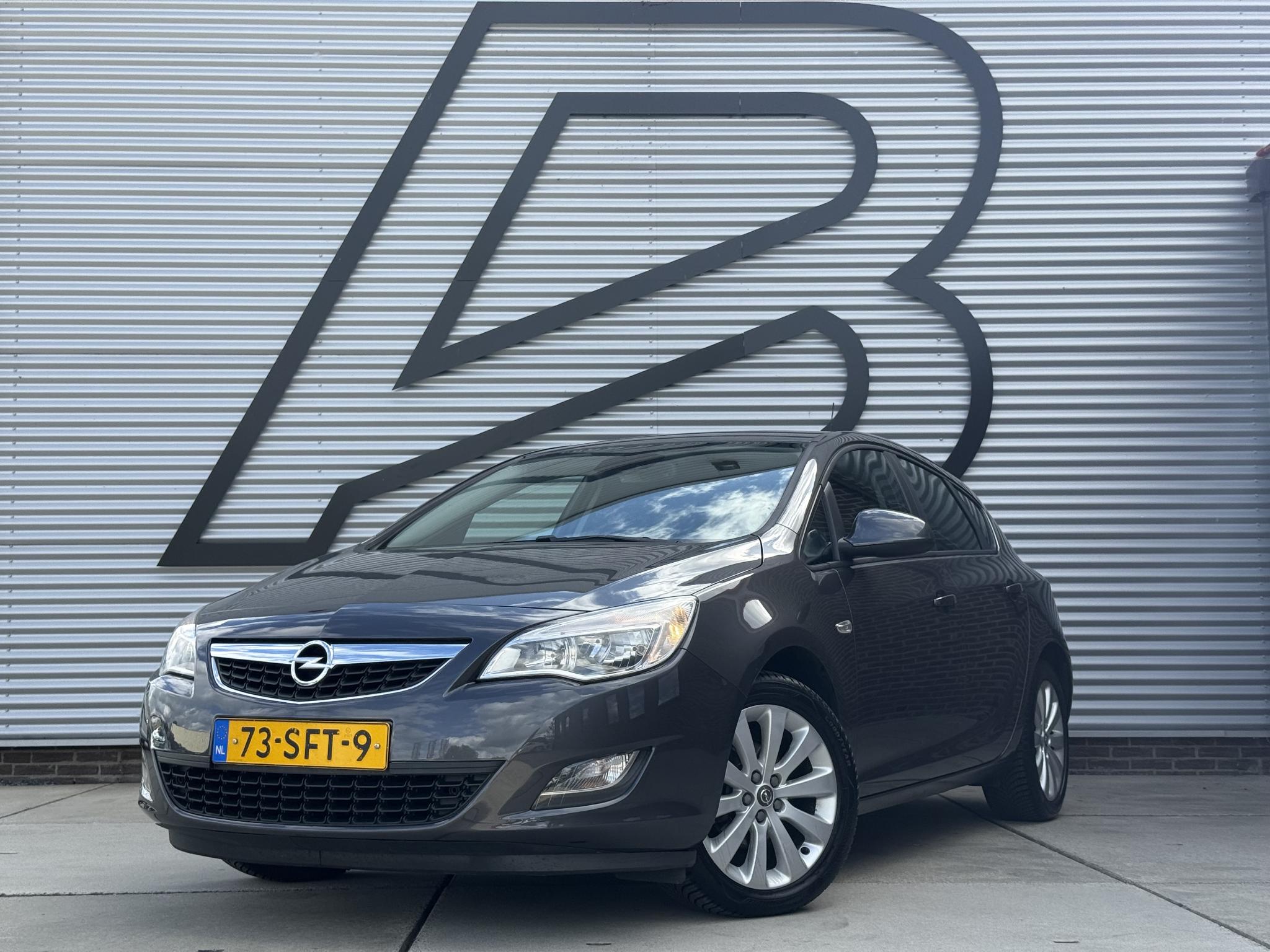 Opel Astra 1.4 Turbo Edition 2011 - voorkant