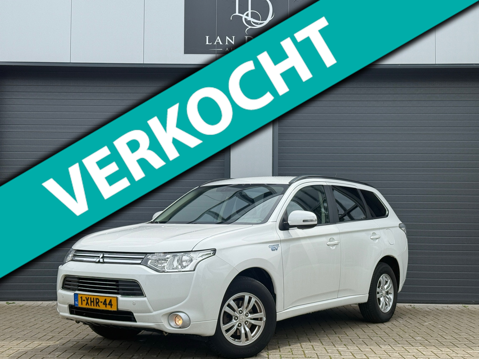 Mitsubishi Mitsubishi Outlander 2.0 PHEV Business Edition / CAMERA NAVI 2014 - voorkant