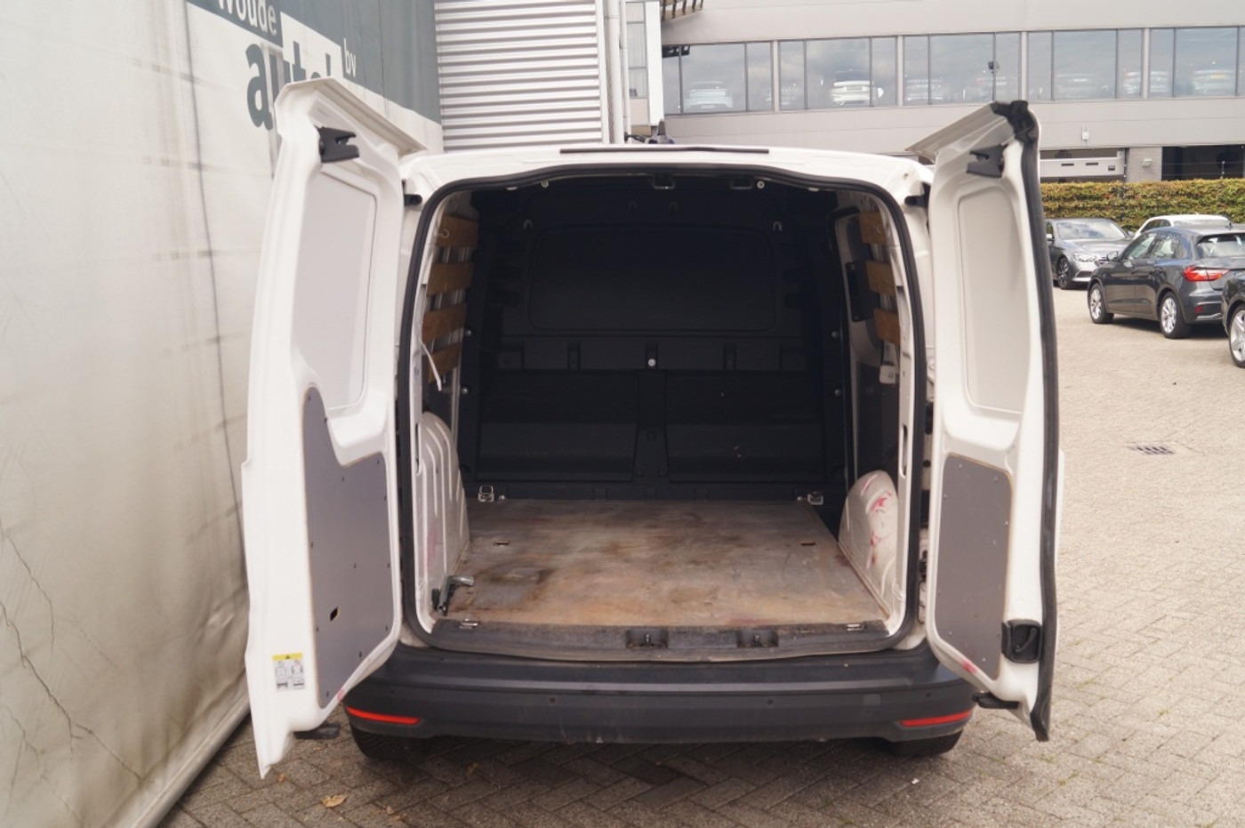 Foto van Volkswagen Caddy Modified Partition Wall