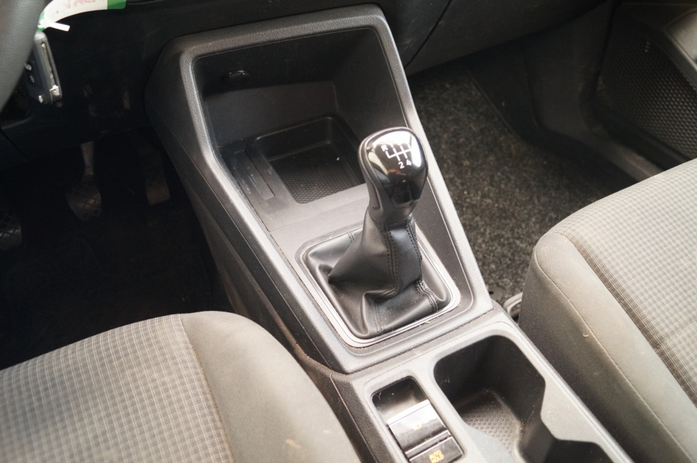 Foto van Volkswagen Caddy Modified Partition Wall