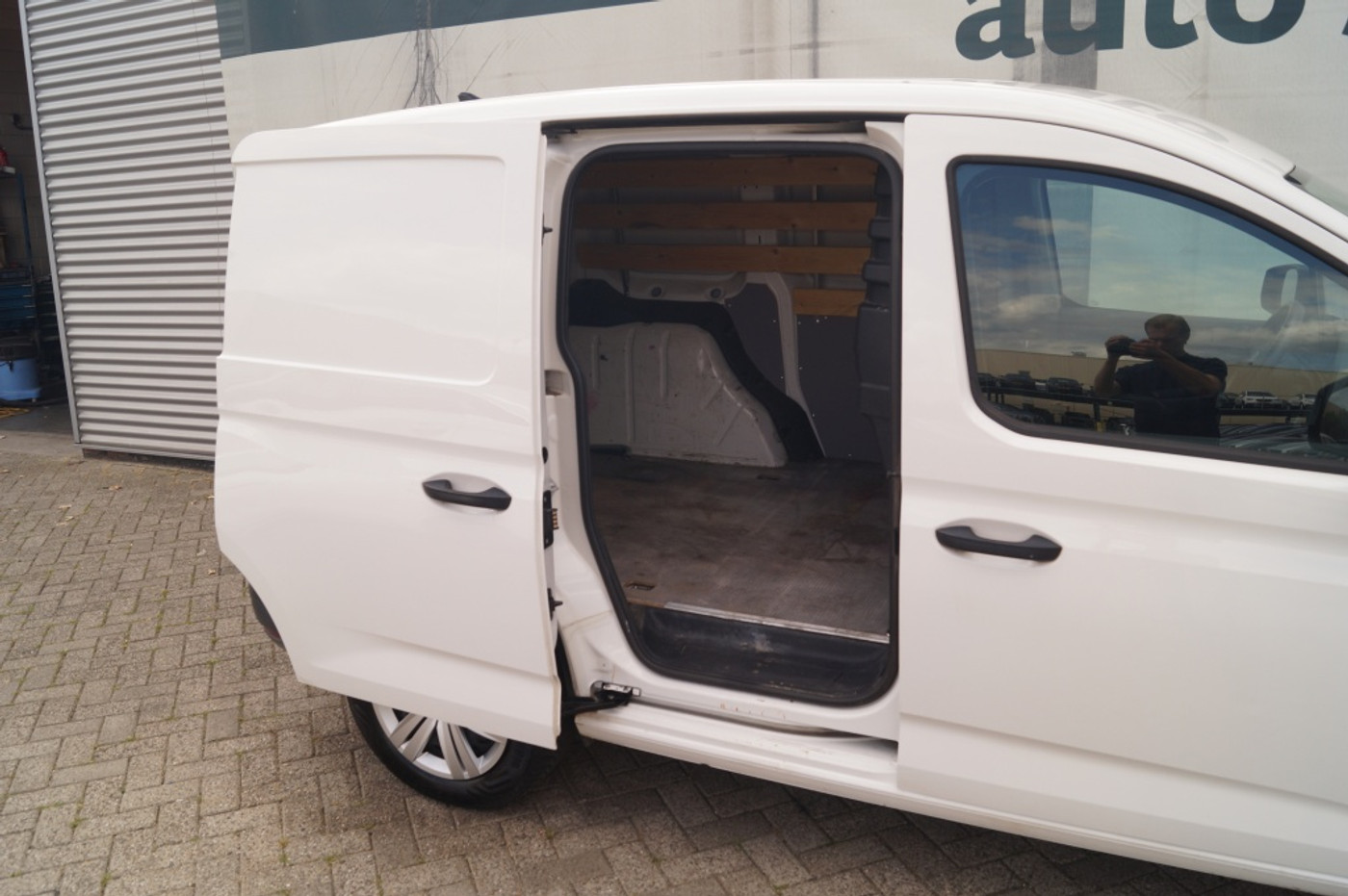 Foto van Volkswagen Caddy Modified Partition Wall