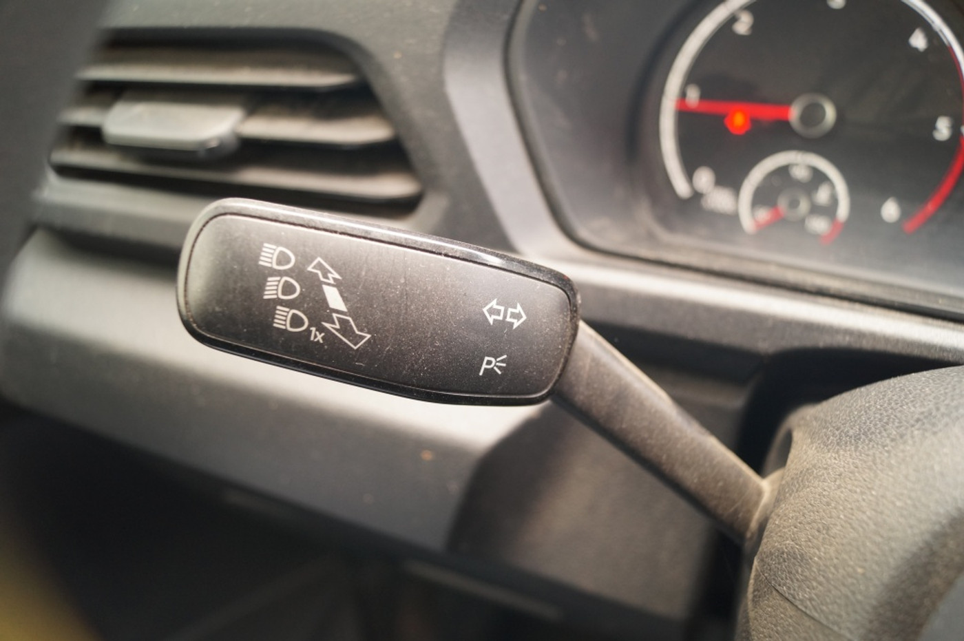 Foto van Volkswagen Caddy Modified Partition Wall