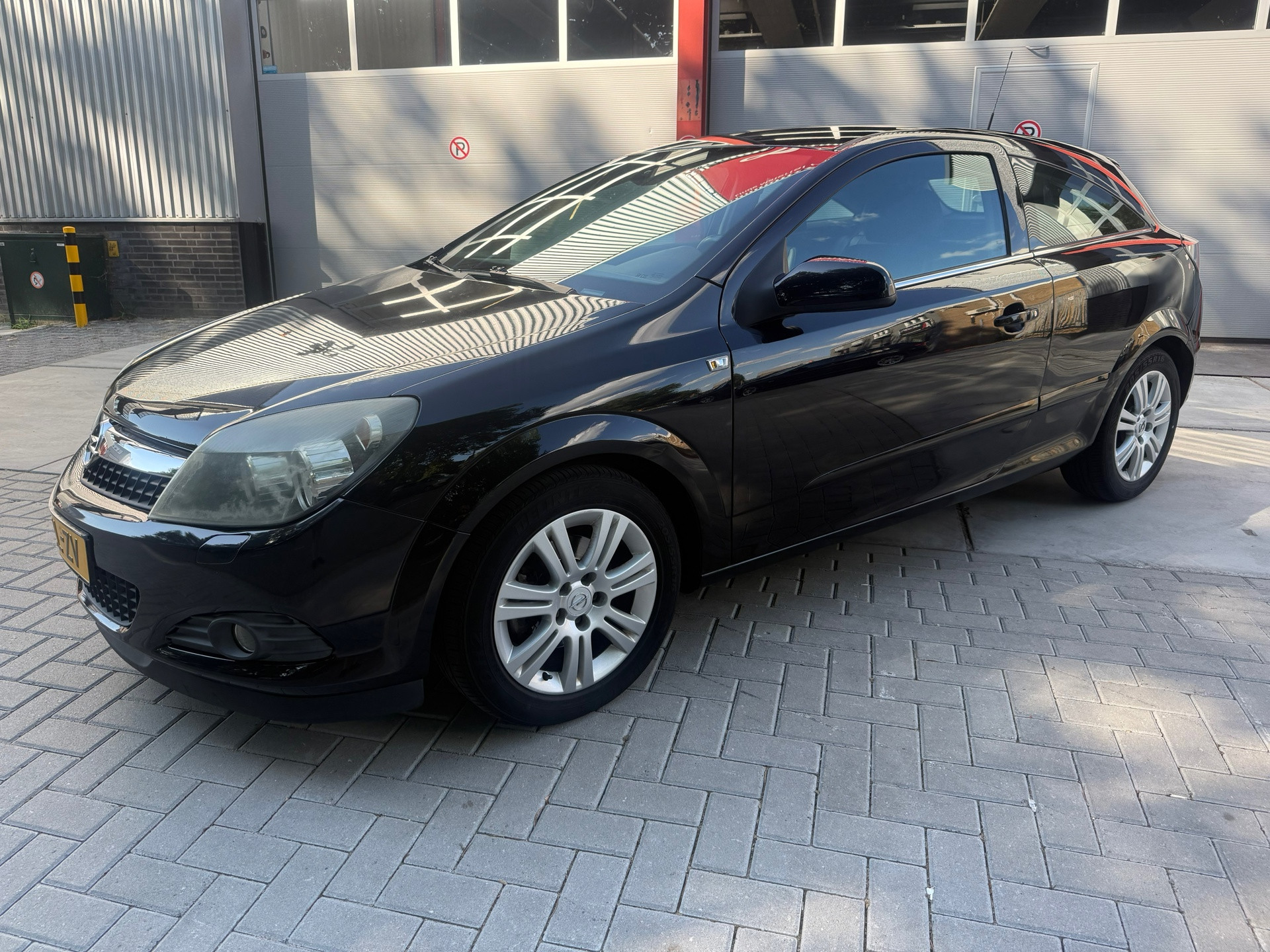 Opel Astra GTC 1.6 Executive AUTOMAAT NAVI 2008 - voorkant