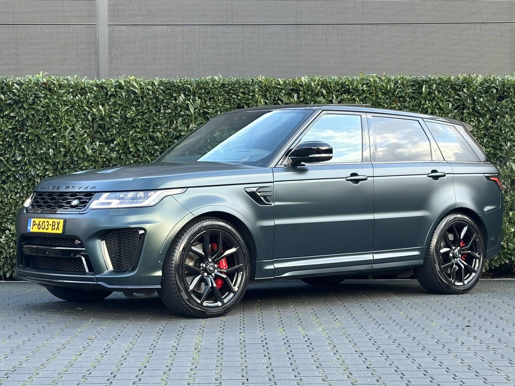 Land Rover Range Rover Sport P575 SVR Carbon Edition, SV BESPOKE SATIN, VOLLEDIG PPF, PANORAMADAK, SCHAALSTOELEN, MERIDIAN, 360-CAMERA, CRUISE, HUD, KEYLESS, DODEHOEK, STOELVERWARMING/VENTILATIE, STUURVERWARMING, LICHTMETAAL 22" 2021 - voorkant