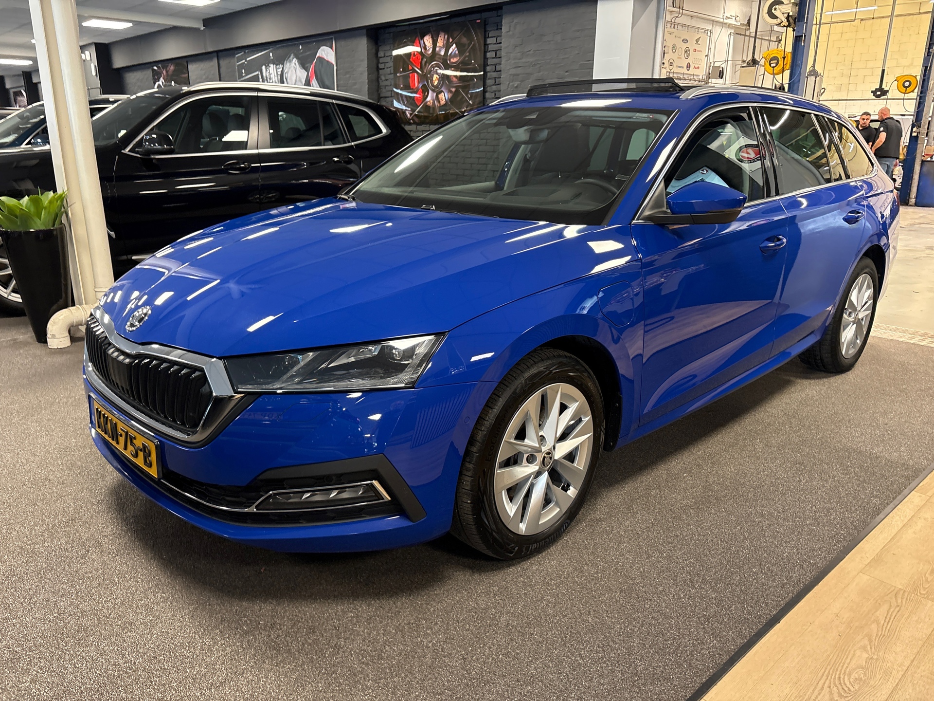 Skoda Octavia Combi 1.4 TSI iV PHEV style Business / panoramadak / stoel + stuur verwarming / 2022 - voorkant