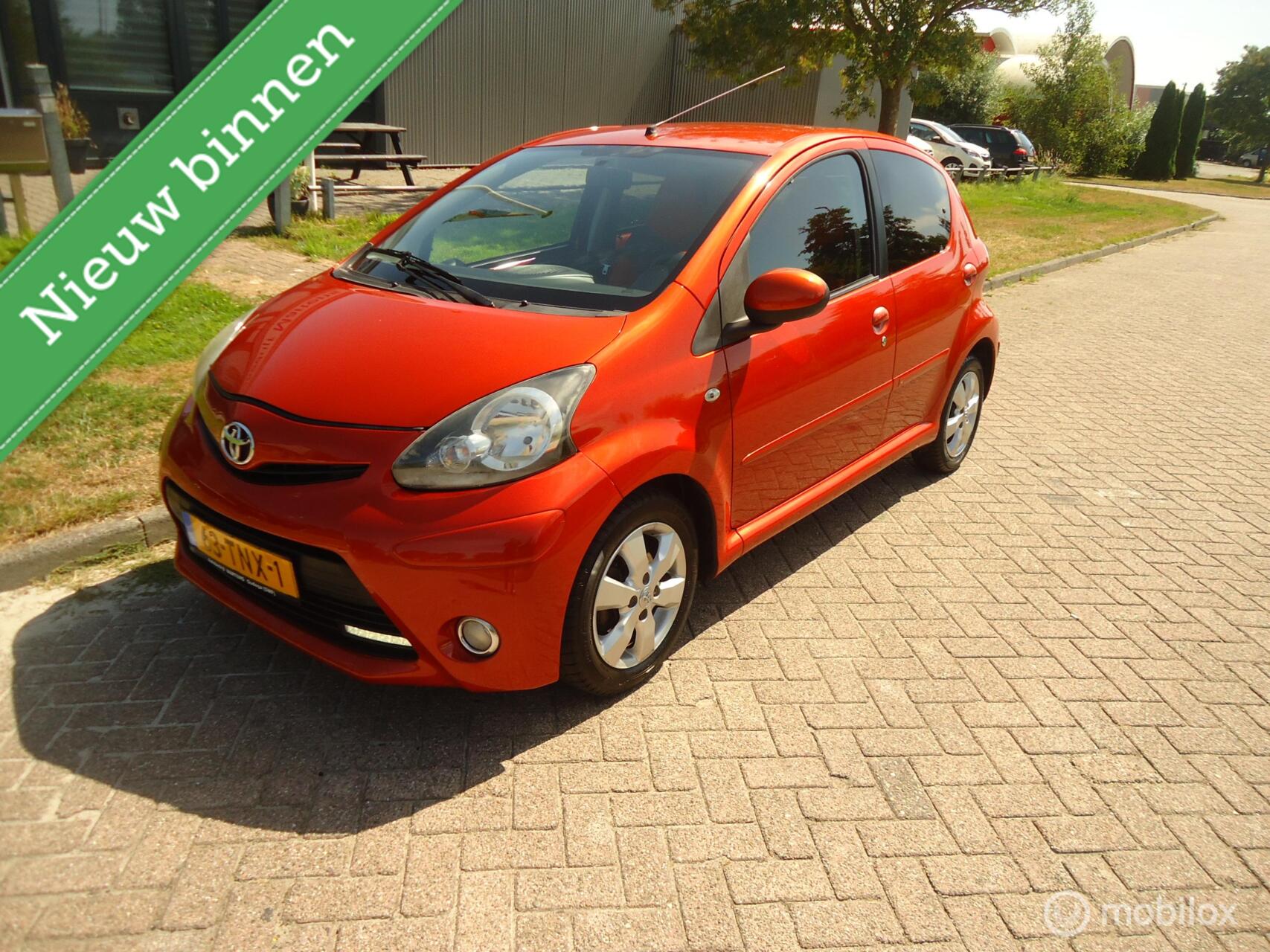 Toyota Toyota Aygo 1.0 VVT-i Dynamic Orange 2012 - voorkant