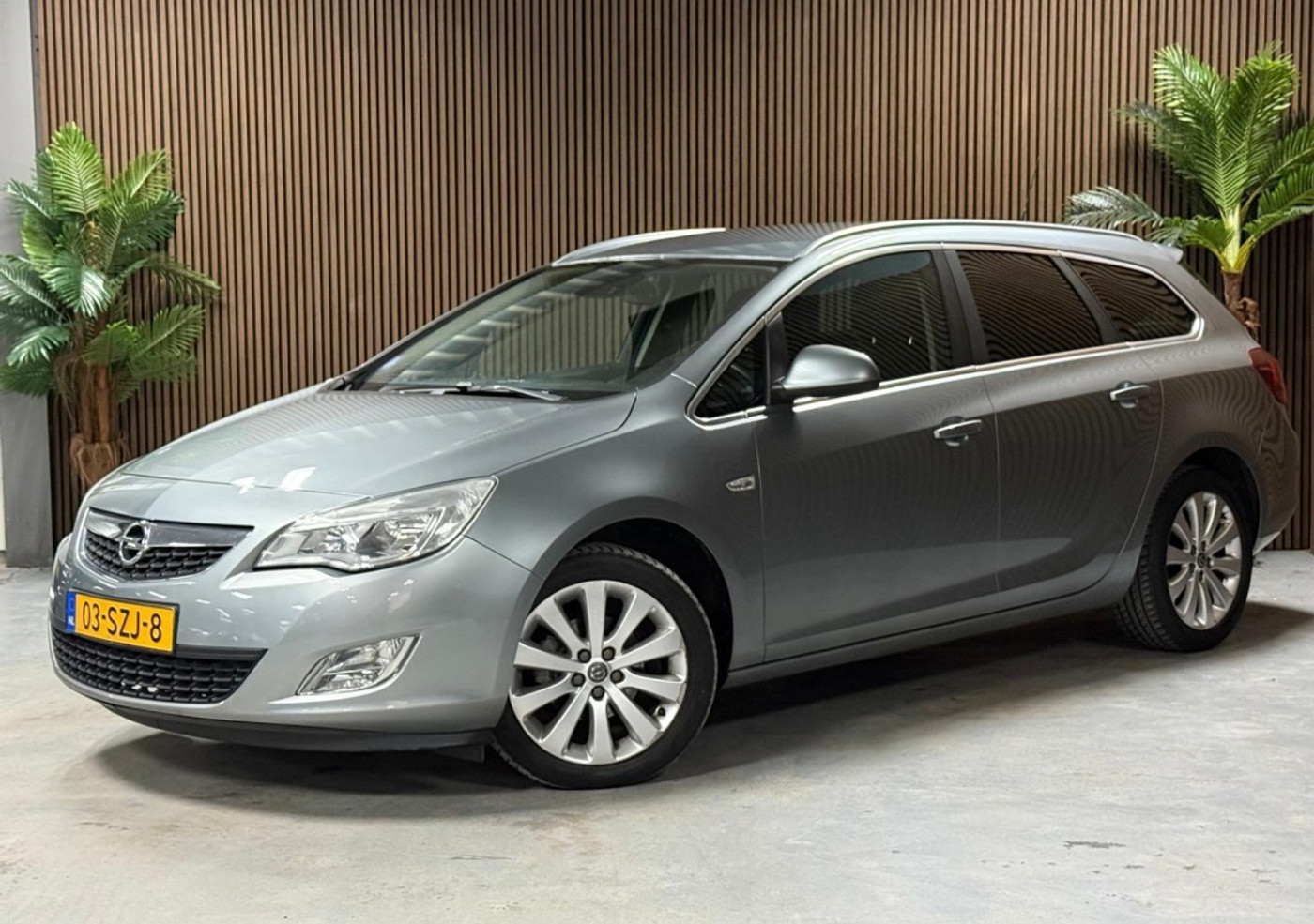 Opel Astra 1.4 Turbo Cosmo 2011 - voorkant