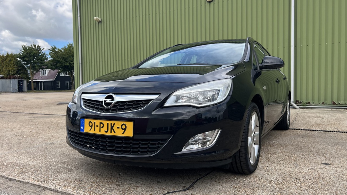Opel Astra 1.4 Turbo Edition 2011 - voorkant