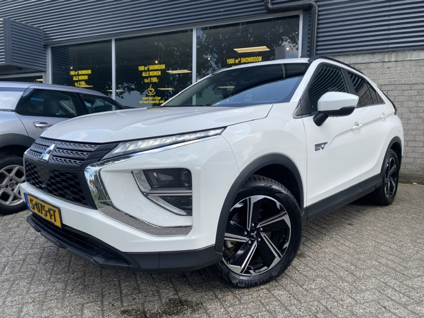 Mitsubishi Mitsubishi Eclipse Cross 2.4 PHEV Prestige / Cruise / Verw. stoelen / Navi / LED / 2022 - voorkant