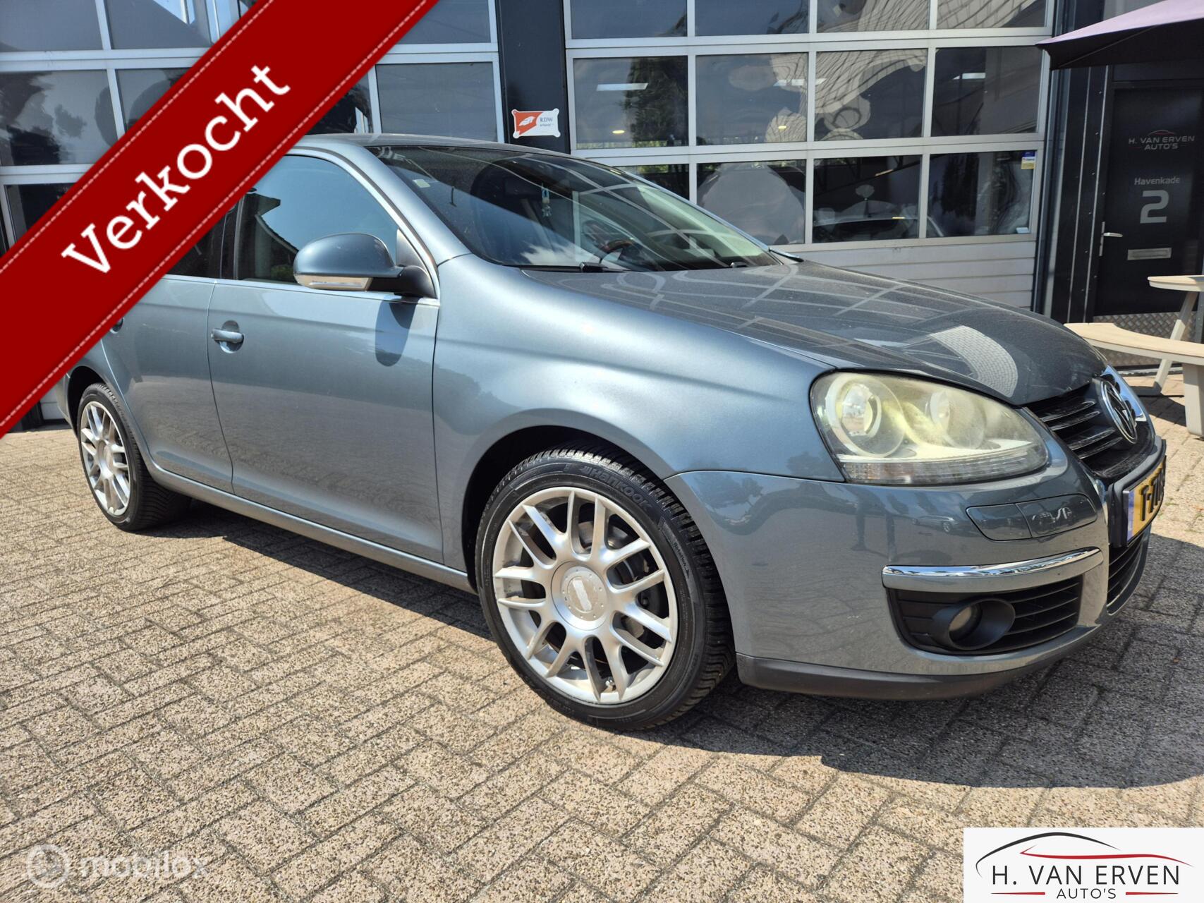 Volkswagen Jetta 1.6 APPLE CARPLAY XENON 17" PDC CRUISE 2006 - voorkant