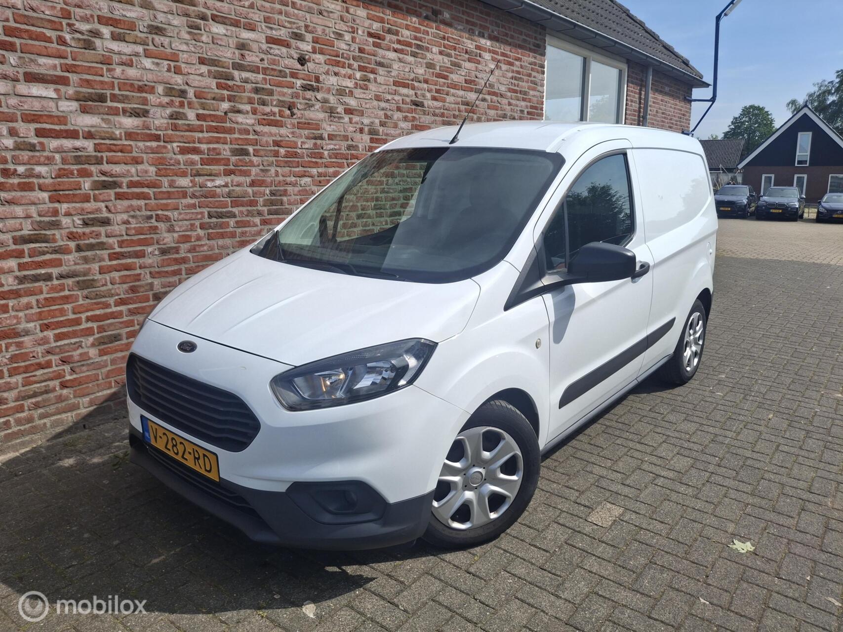 Ford Transit Courier 1.5 TDCI Ambiente 2018 - voorkant