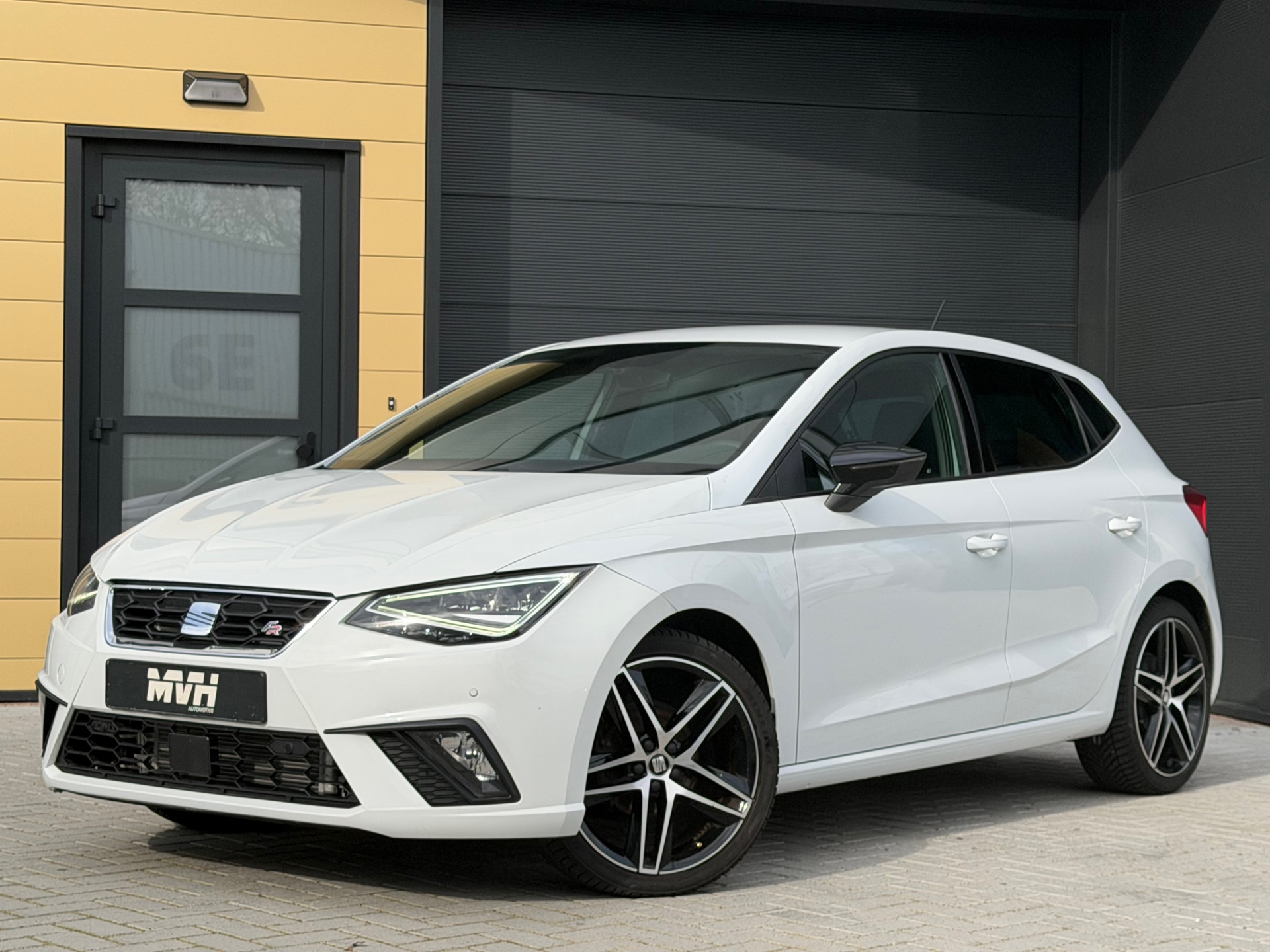 Seat Ibiza 1.0 TSI FR Business Intense Plus - Alcantara - Virtual Cockpit - Beats - Carplay - Camera - Cruise - Climate - 90.000KM 2020 - voorkant
