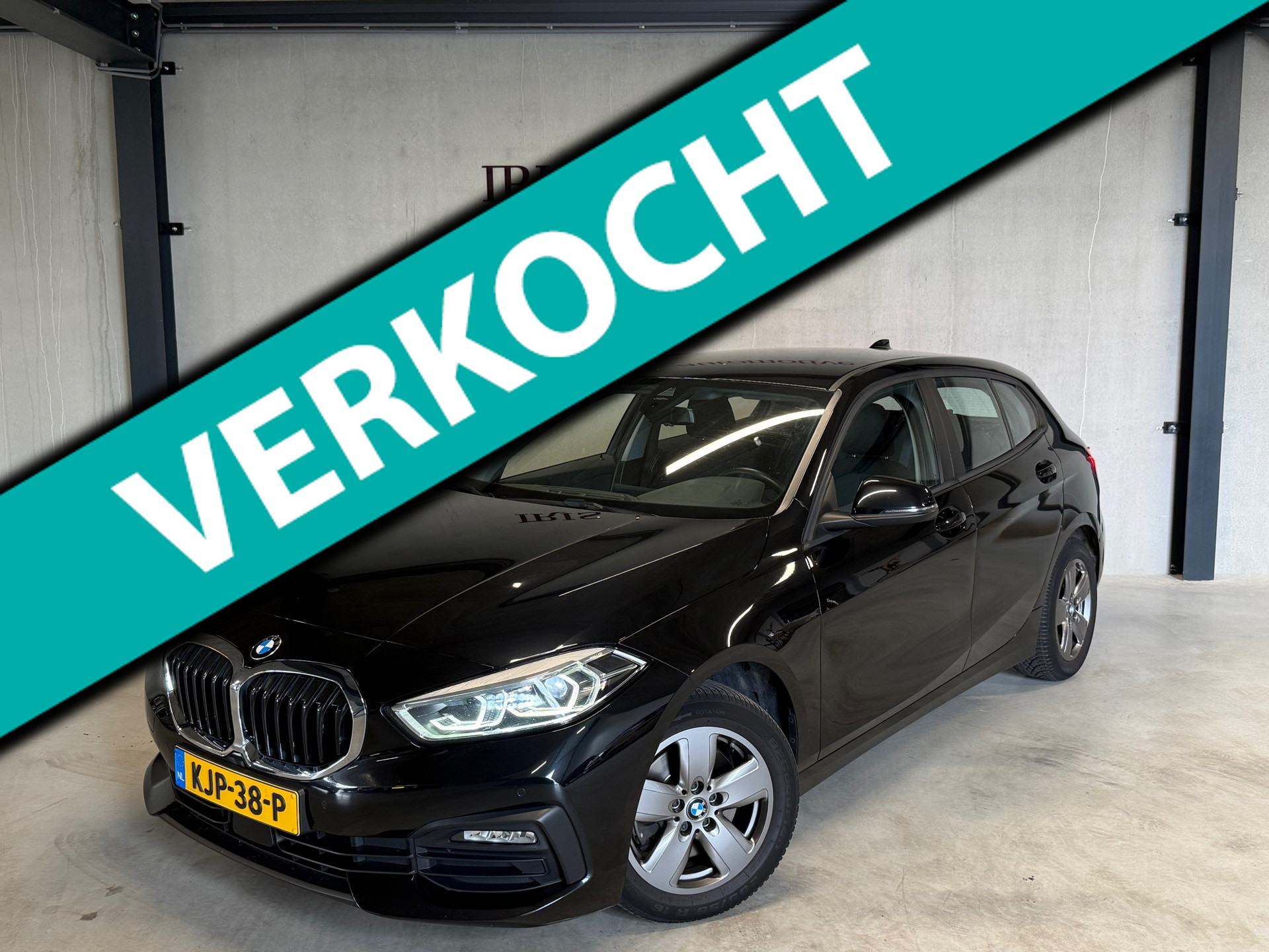 BMW 1-serie 118i Executive - PDC v/a - climate control - cruise control - stoelverwarming 2021 - voorkant
