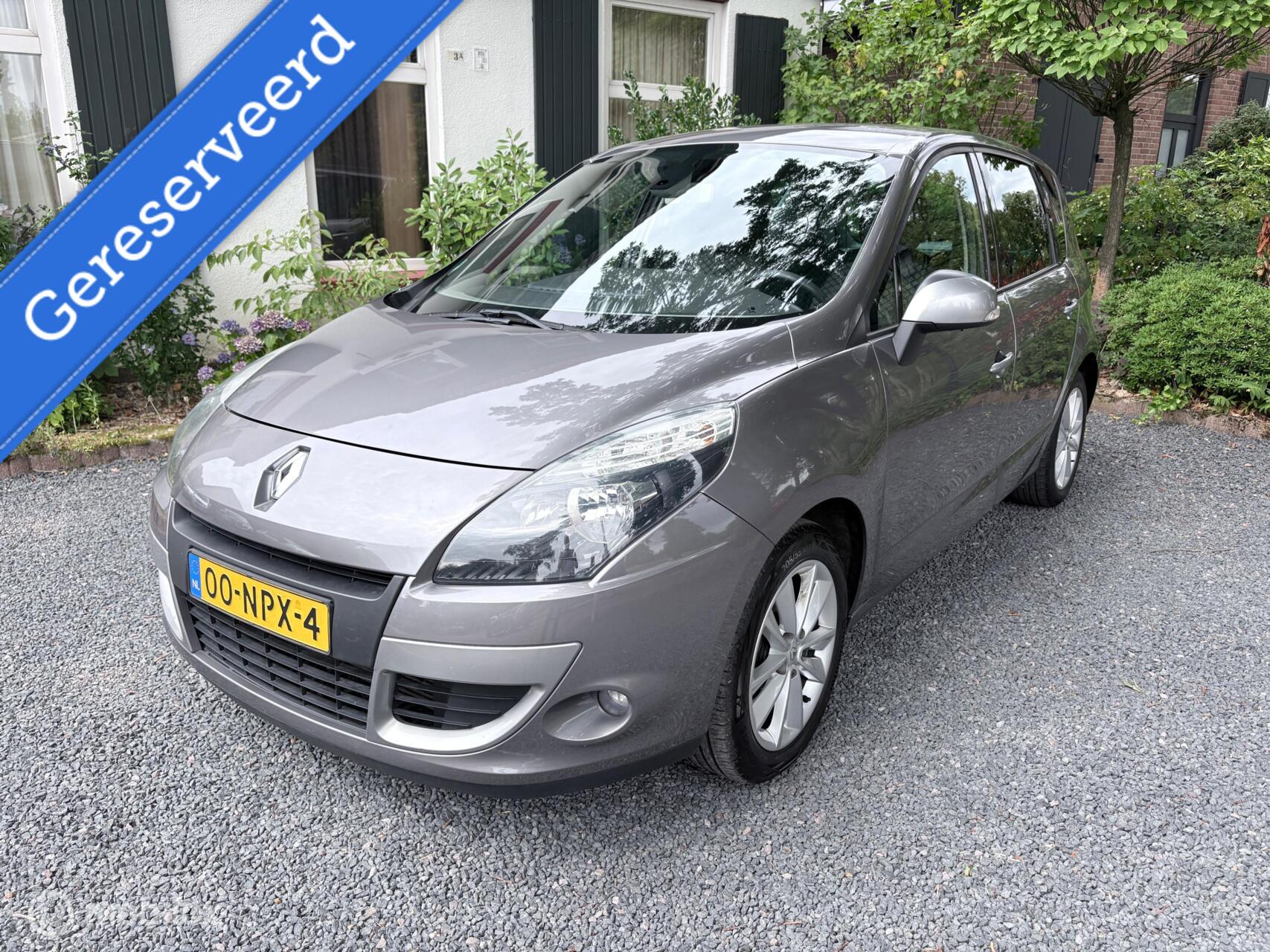 Renault Megane Scenic 1.4 TCE Celsium (Airco, trekhaak, Navigatie) 2010 - voorkant