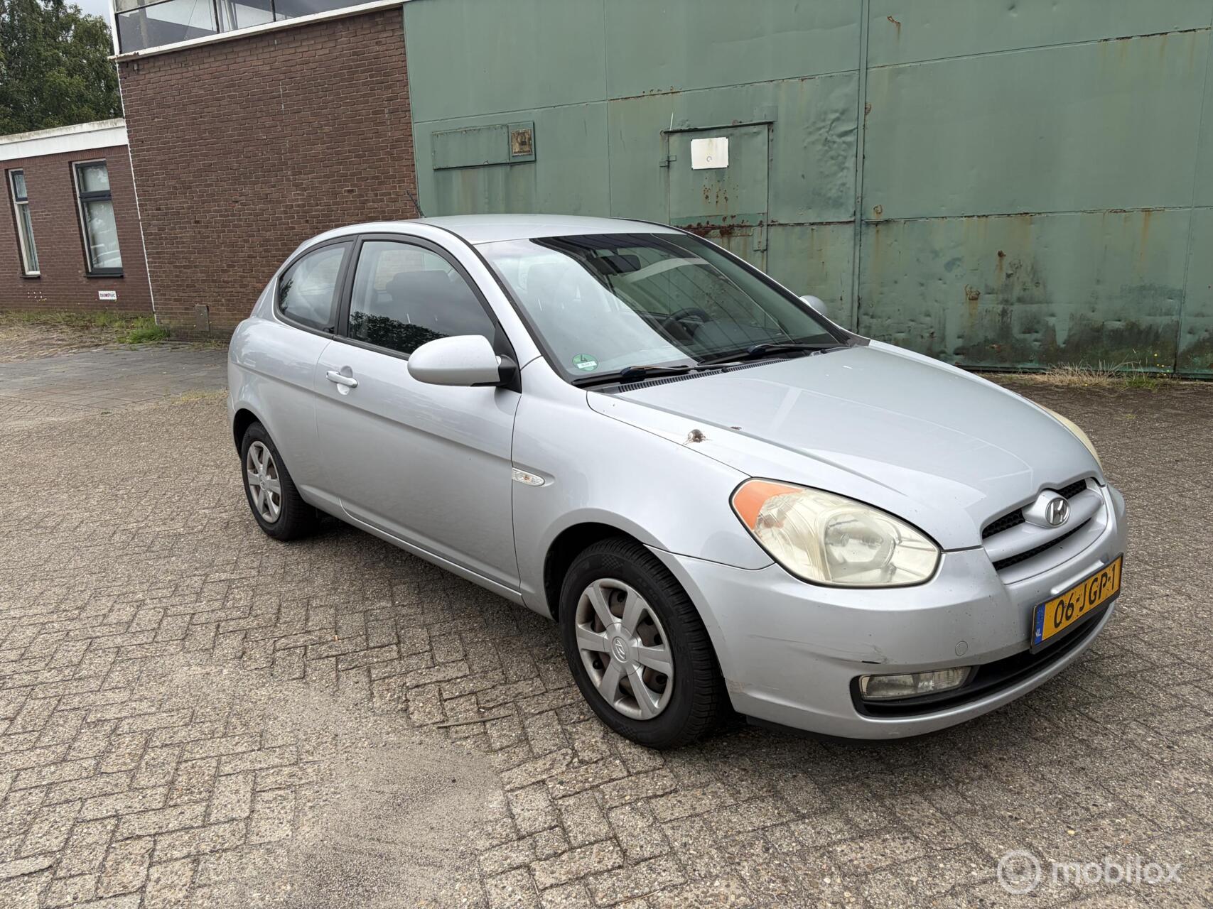Hyundai Accent 1.4i Dynamic Joy 2009 - voorkant