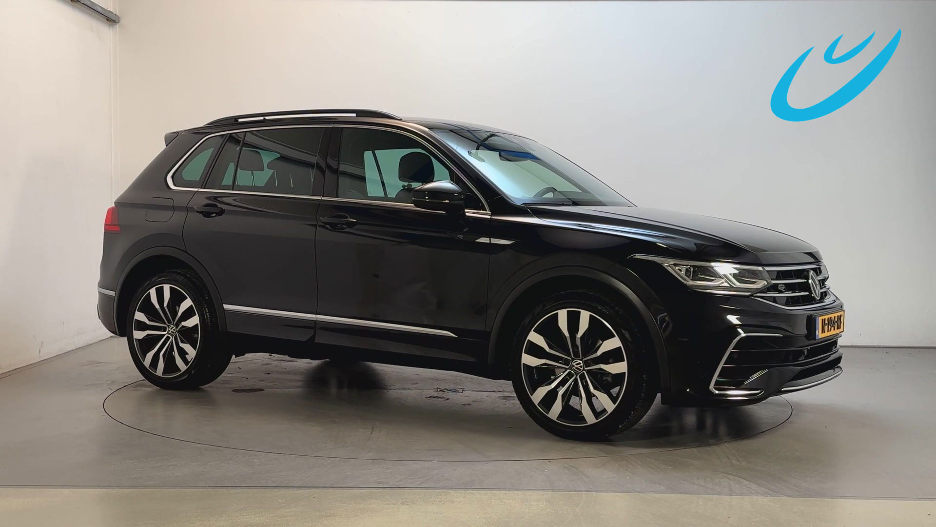 Volkswagen Tiguan 1.5 TSI R-Line Business+ LED Camera Stoelverwarming Trekhaak Virtual Cockpit 2021 - voorkant