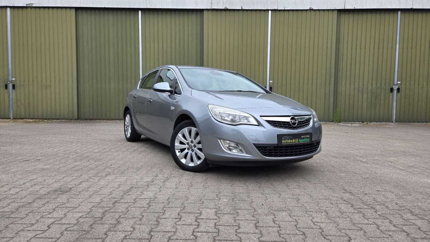 Opel Astra 1.4 Turbo Cosmo 2011 - voorkant
